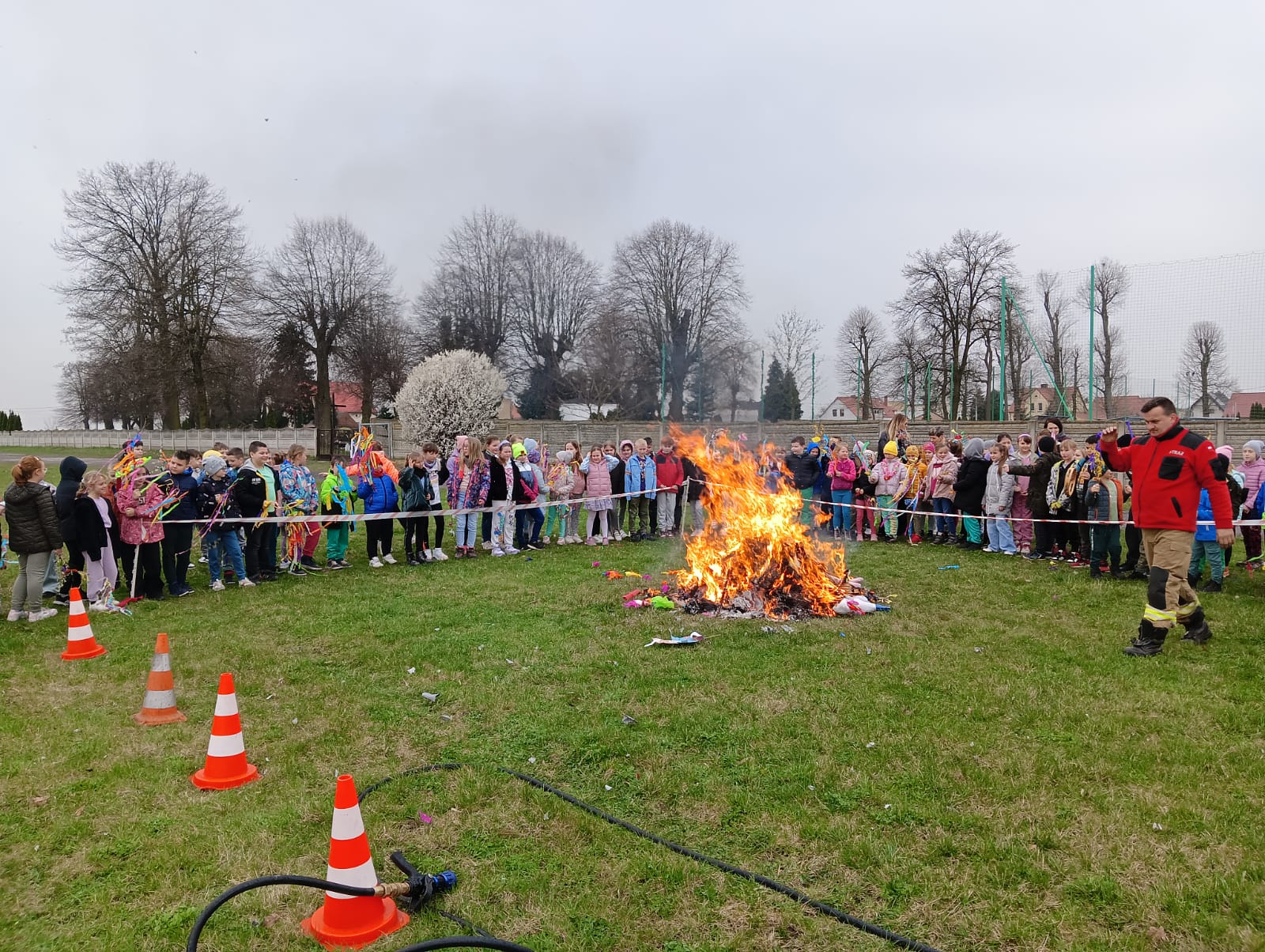 dzieci i strażacy