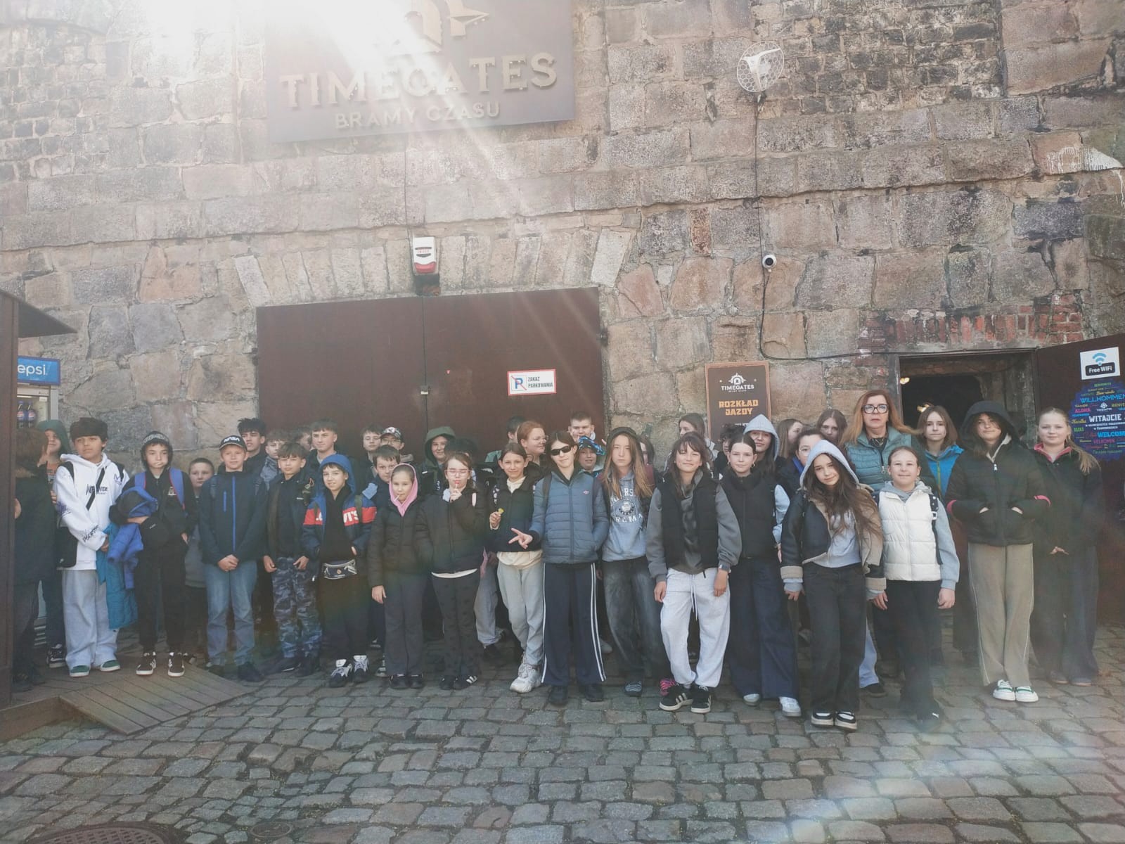 UCZNIOWIE POJECHALI NA WYCIECZKĘ DO JELENIEJ GÓRY