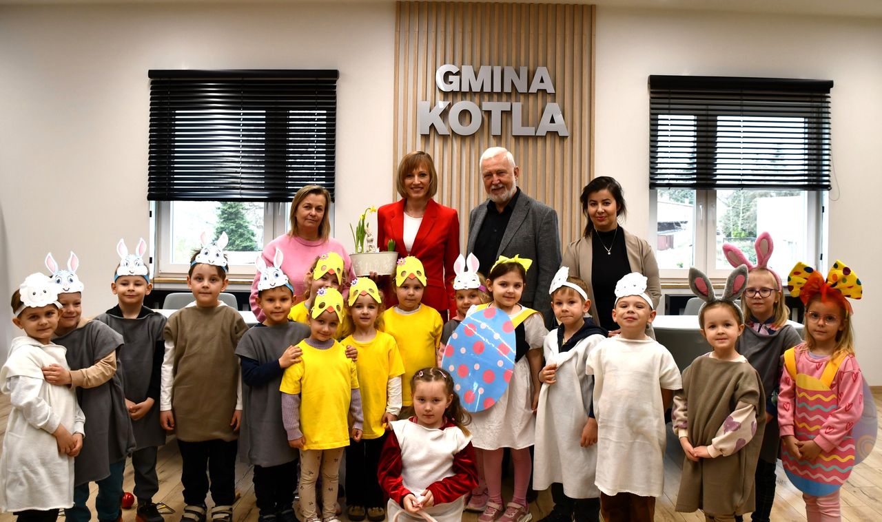 PRZEDSZKOLAKI Z ŻYCZENIAMI WIELKANOCNYMI W URZĘDZIE