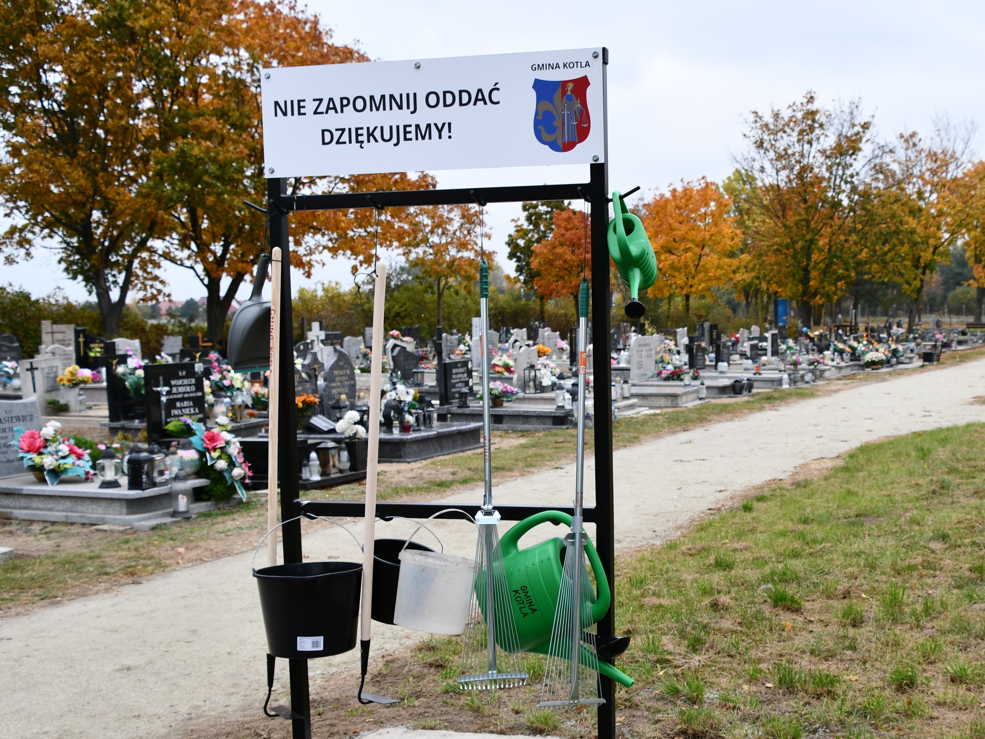 WSPÓLNY SPRZĘT DO PORZĄDKOWANIA GROBÓW NA CMENTARZACH