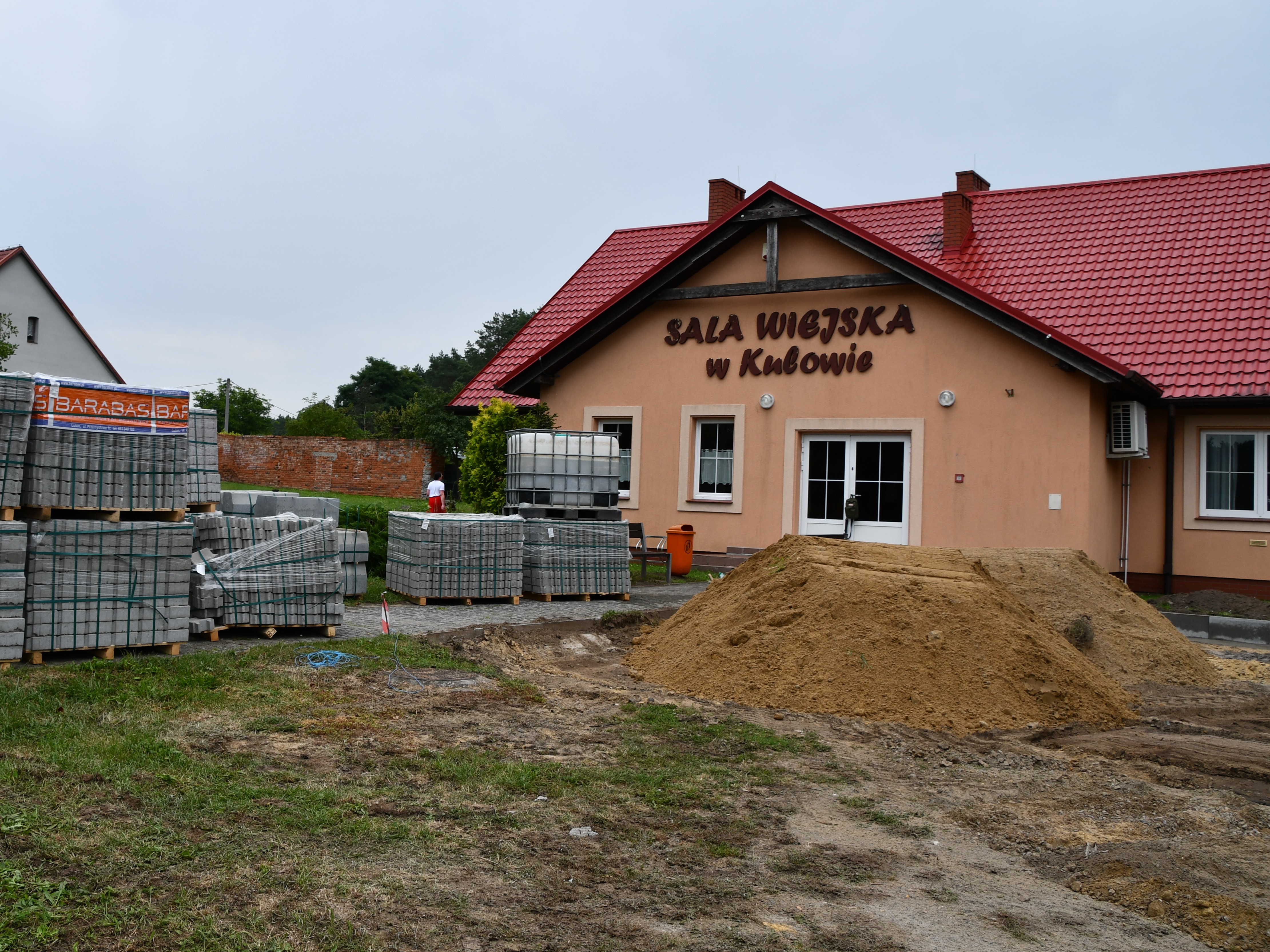 UTWARDZANIE TERENU PRZY SALI WIEJSKIEJ W KULOWIE