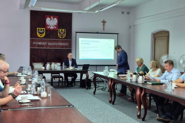 fot-powiat-glogowski-spotkanie-dotyczace-wfos-2FBFBC364-27A2-89DE-1E7F-A32C4326079B.jpg