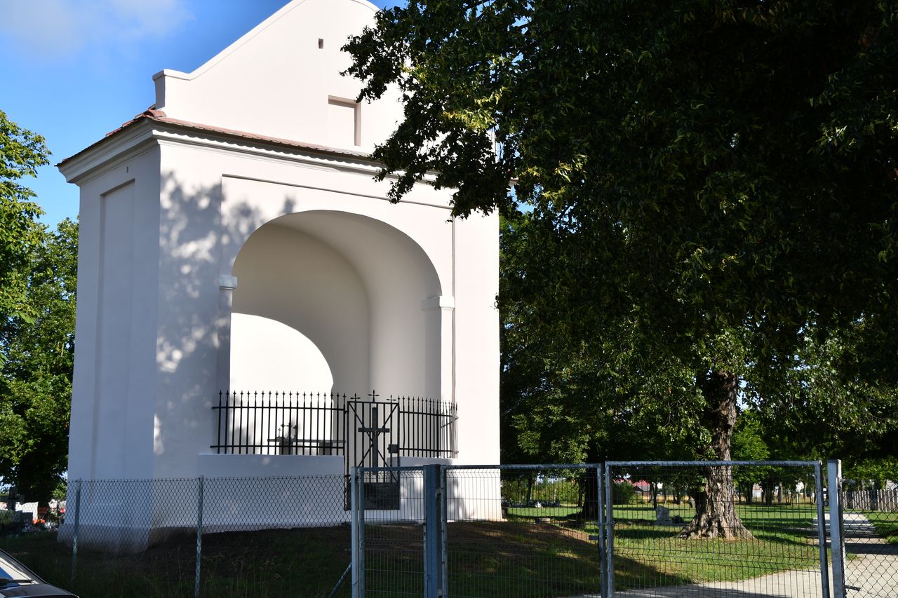 ZAKOŃCZYŁ SIĘ REMONT KAPLICZKI NA CMENTARZU W MOSZOWICACH