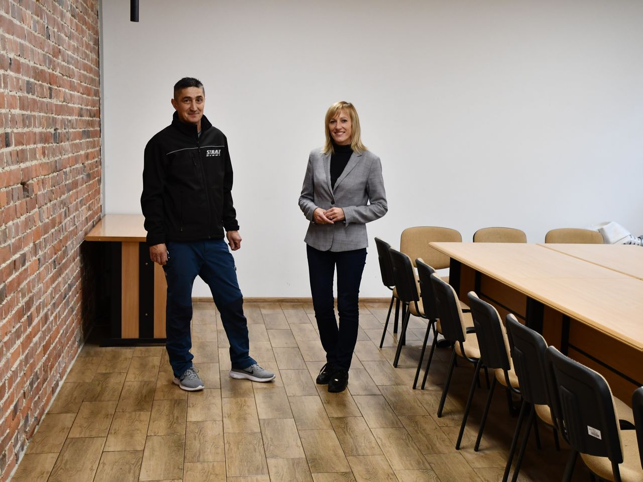 DOPOSAŻENIE WIEJSKIEGO DOMU KULTURY W GROCHOWICACH